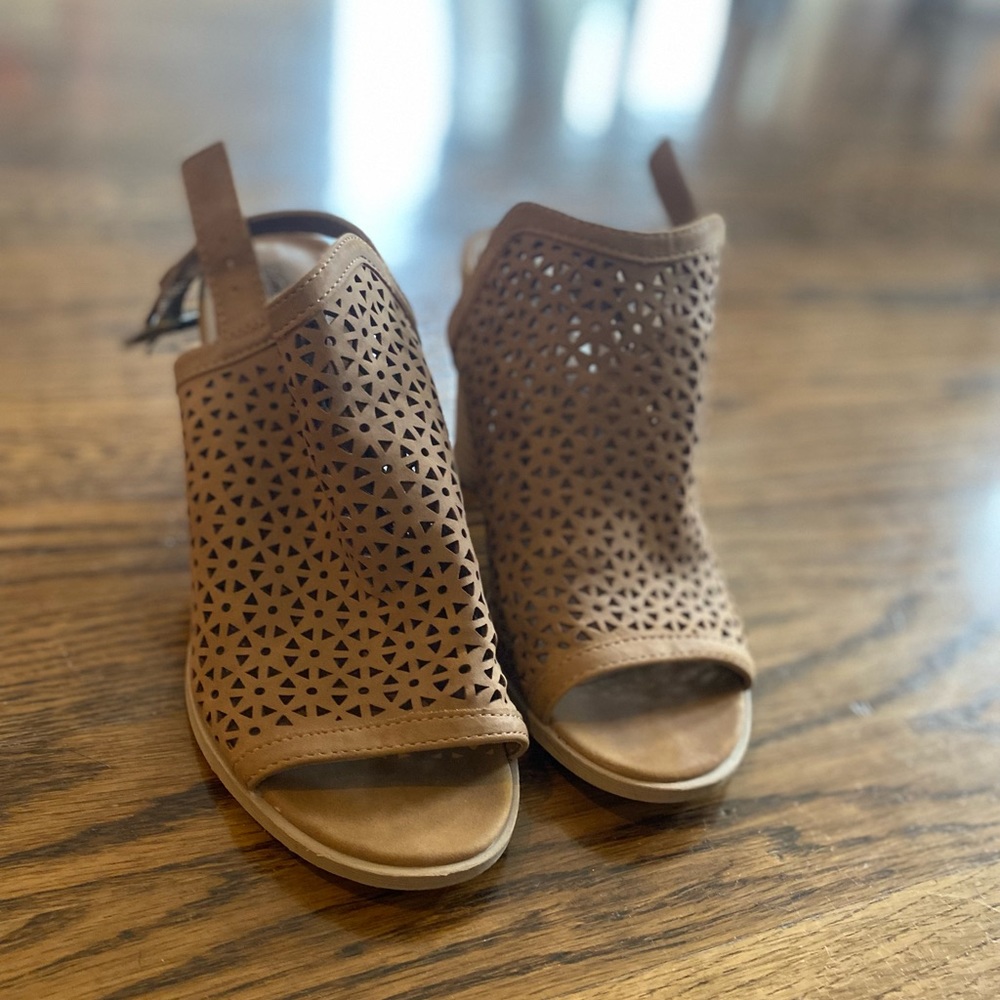 Hardly worn Universal Threads heeled sandals